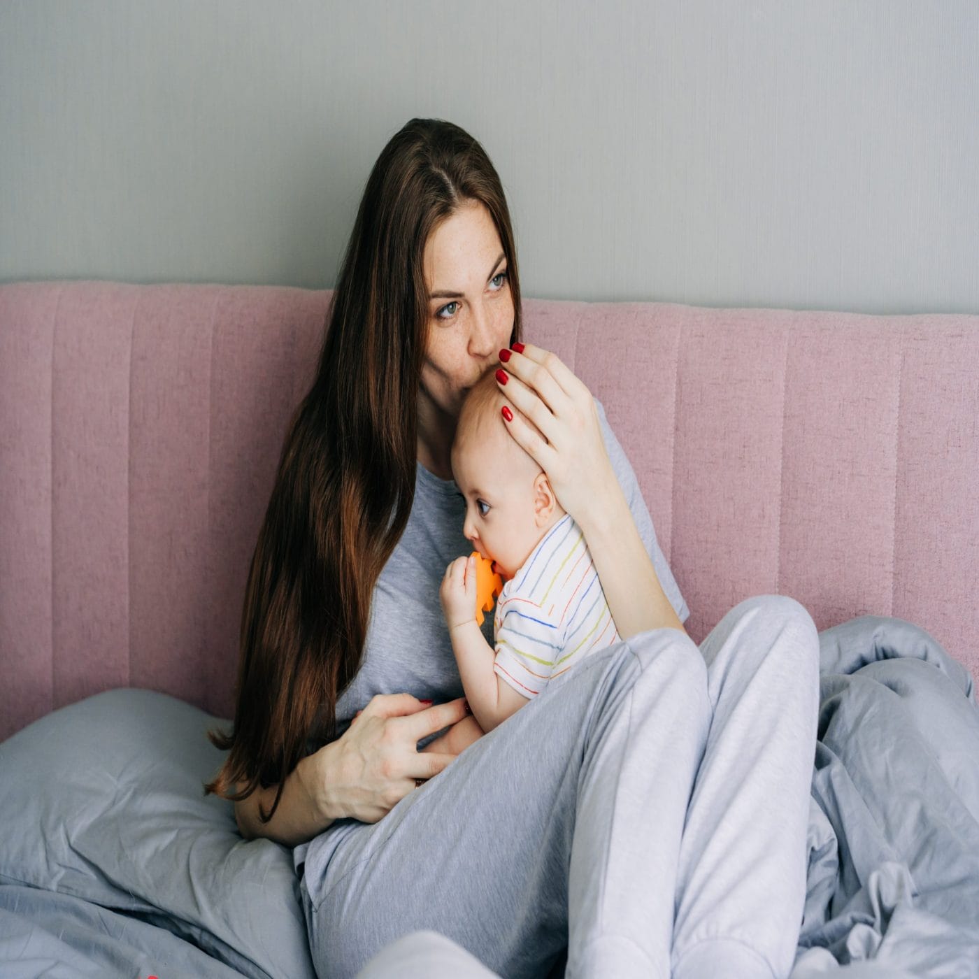 Postpartum hair loss: Why it happens, how to cope with it postpartum hair loss: mother with long hair sits on bed with baby