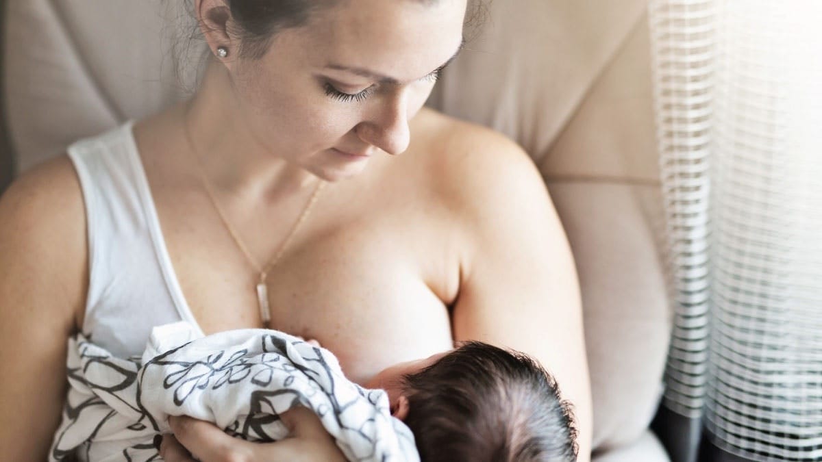 Breastfeeding cuts a mother’s type 2 diabetes risk in half, study shows mom breastfeeding child - breastfeeding reduces diabetes risk