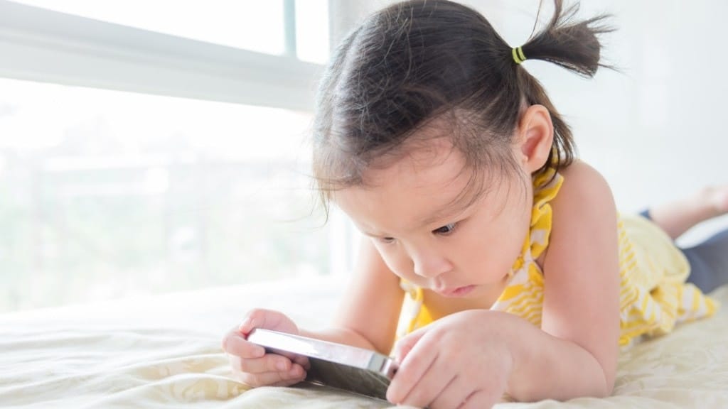 8 easy tips to help manage your kids’ screen time