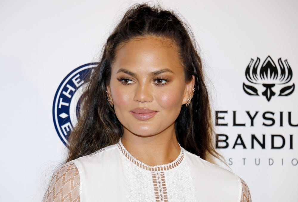 Chrissy Teigen at the grocery store is the definition of #momlife chrissy teigen at the grocery store is the definition of momlife featured - Motherly