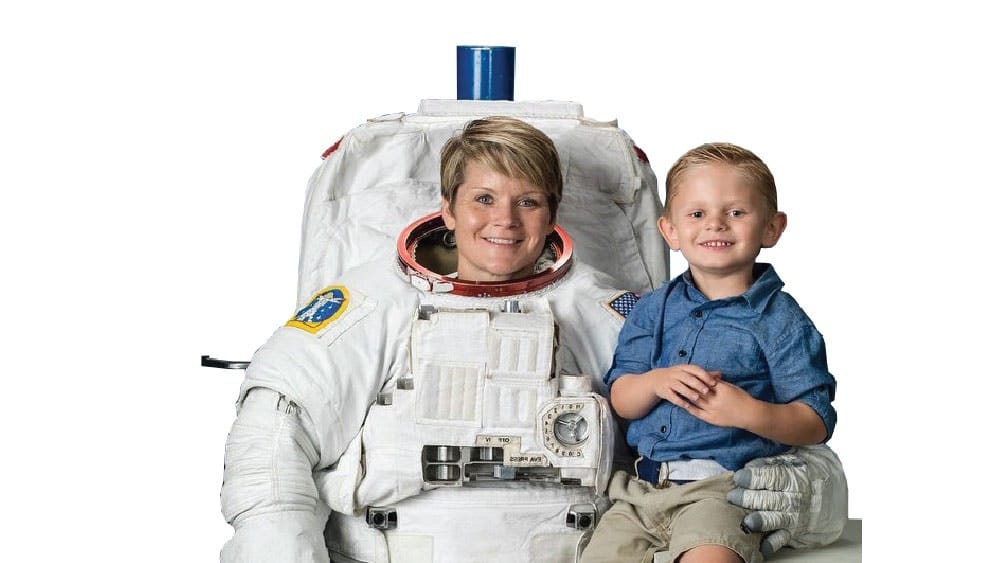 Astronaut mom brought her 4-year-old son to her official NASA photo shoot