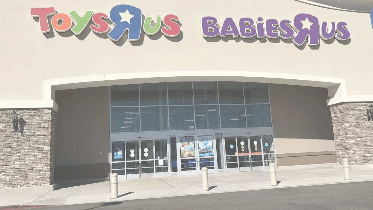 Got Toys ‘R’ Us and Babies ‘R’ Us gift cards? Spend them NOW exterior of a Toys R Us building