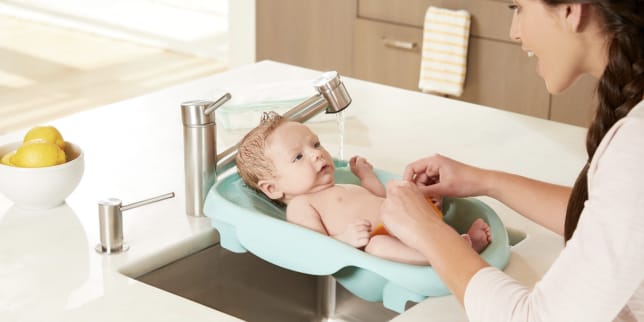 How to Ace Baby’s First Bath