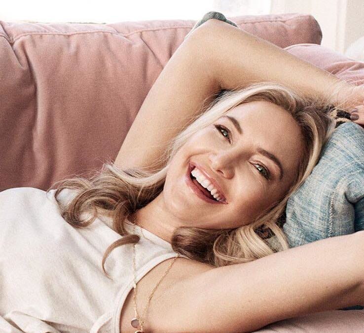 Kate Hudson shares what it’s like to hide your pregnancy at work—and we can so relate