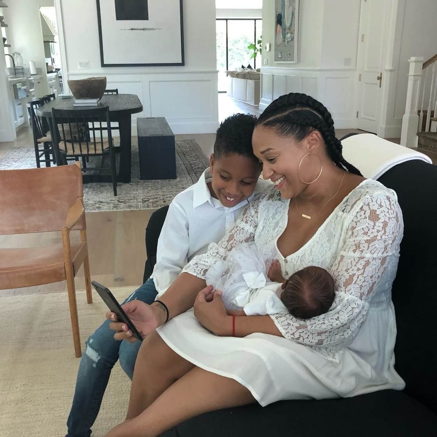 Tia Mowry’s honest post about her post-baby body is what every new mama needs to see đ Tia Mowry sitting with her child and carrying her baby