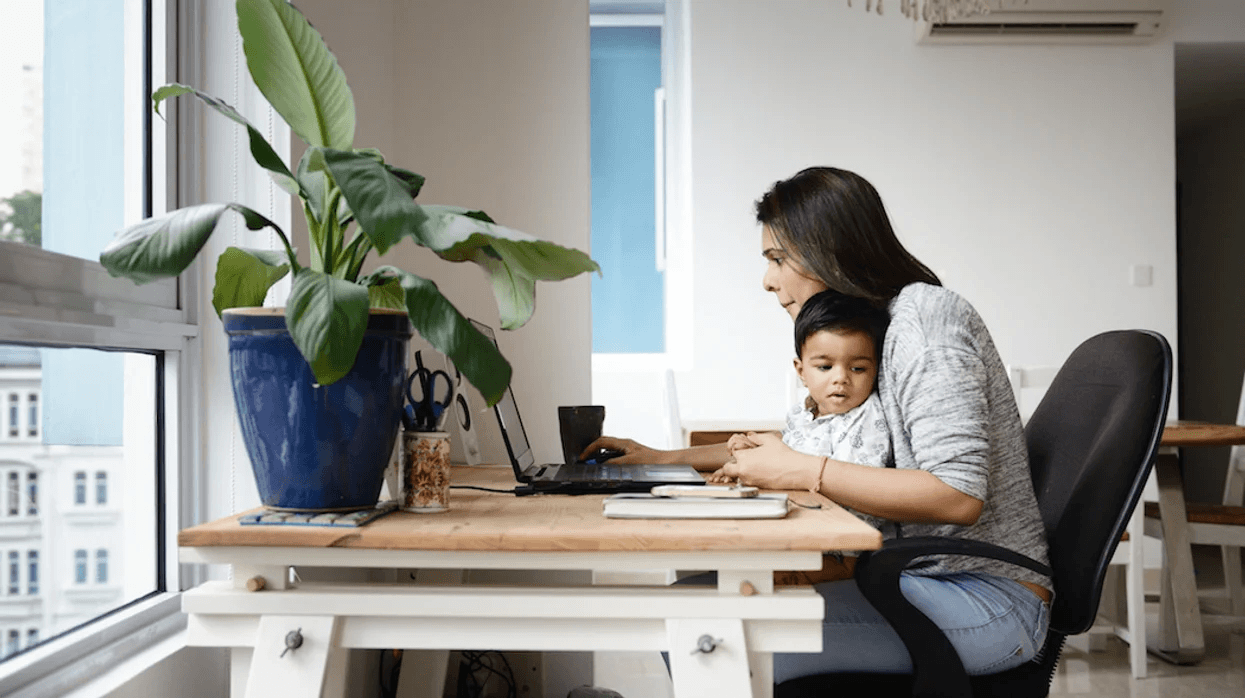 5 easy side-hustles mamas can use to make extra money mom working on a computer while child sits on her lap