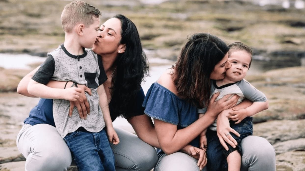 Major long-term study: Kids with lesbian parents grow up to be happy adults two moms kissing their kids on the cheeks