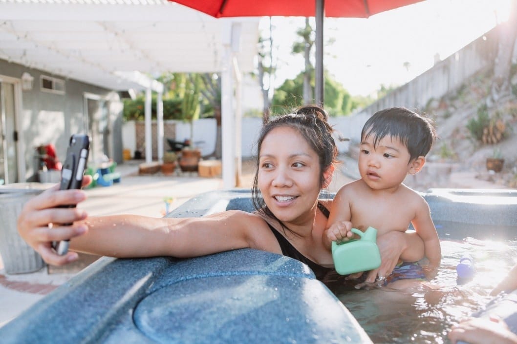 3 tips to help parents put away their phones during family time