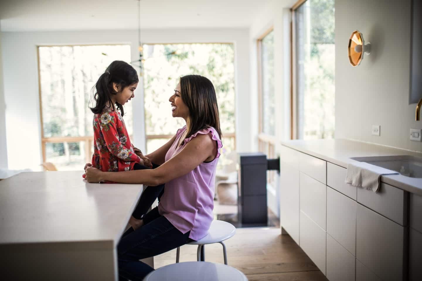 5 phrases Montessori teachers use to teach self-control Mom and child sitting