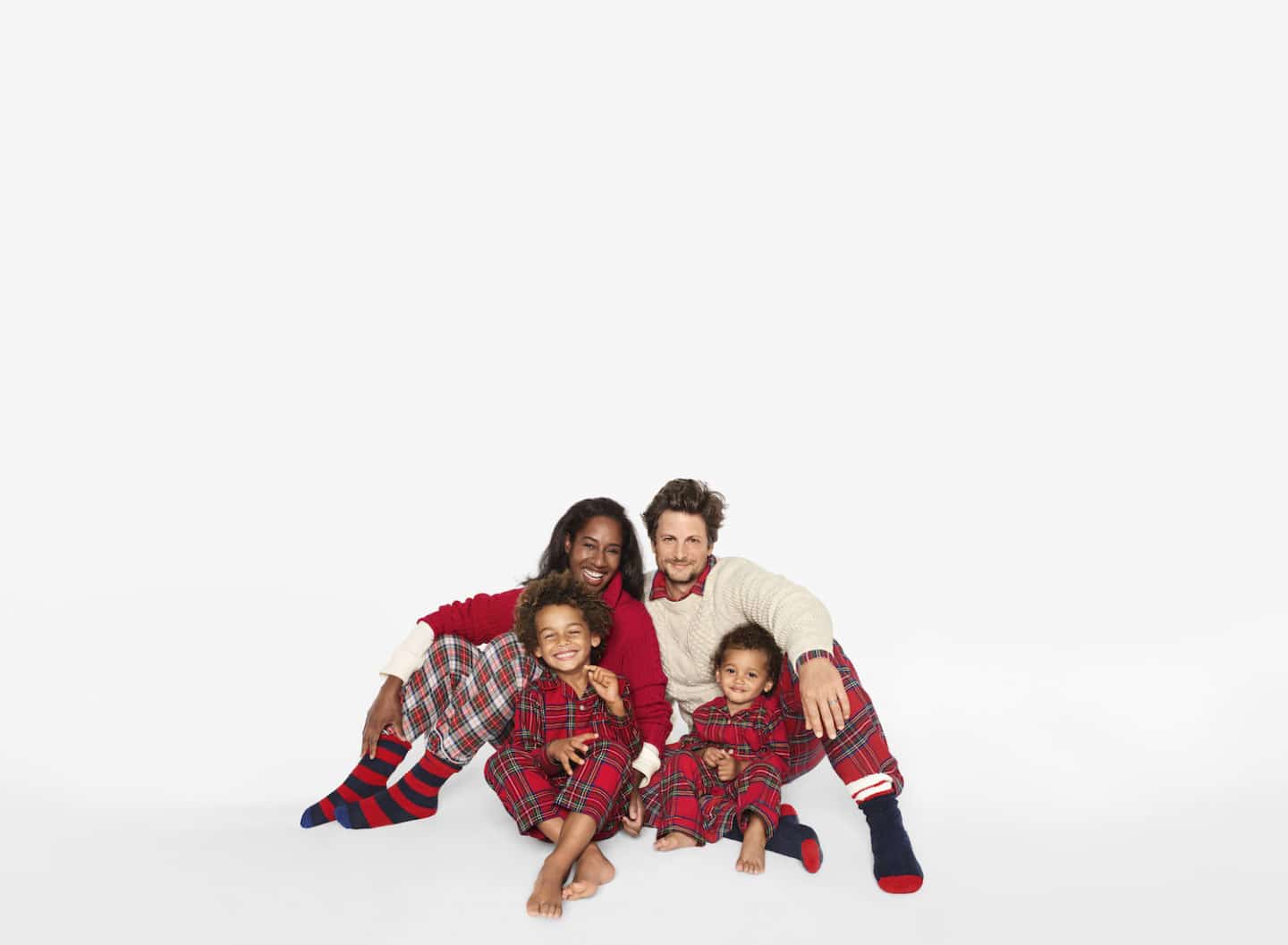 What to wear in holiday photos: 4 coordinating looks for the entire family Family wearing matching holiday clothes