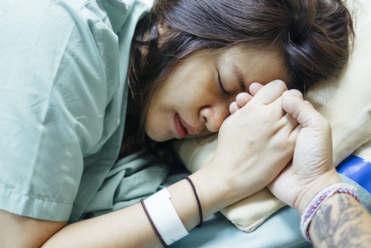 To decrease your partner’s labor pain, hold her hand