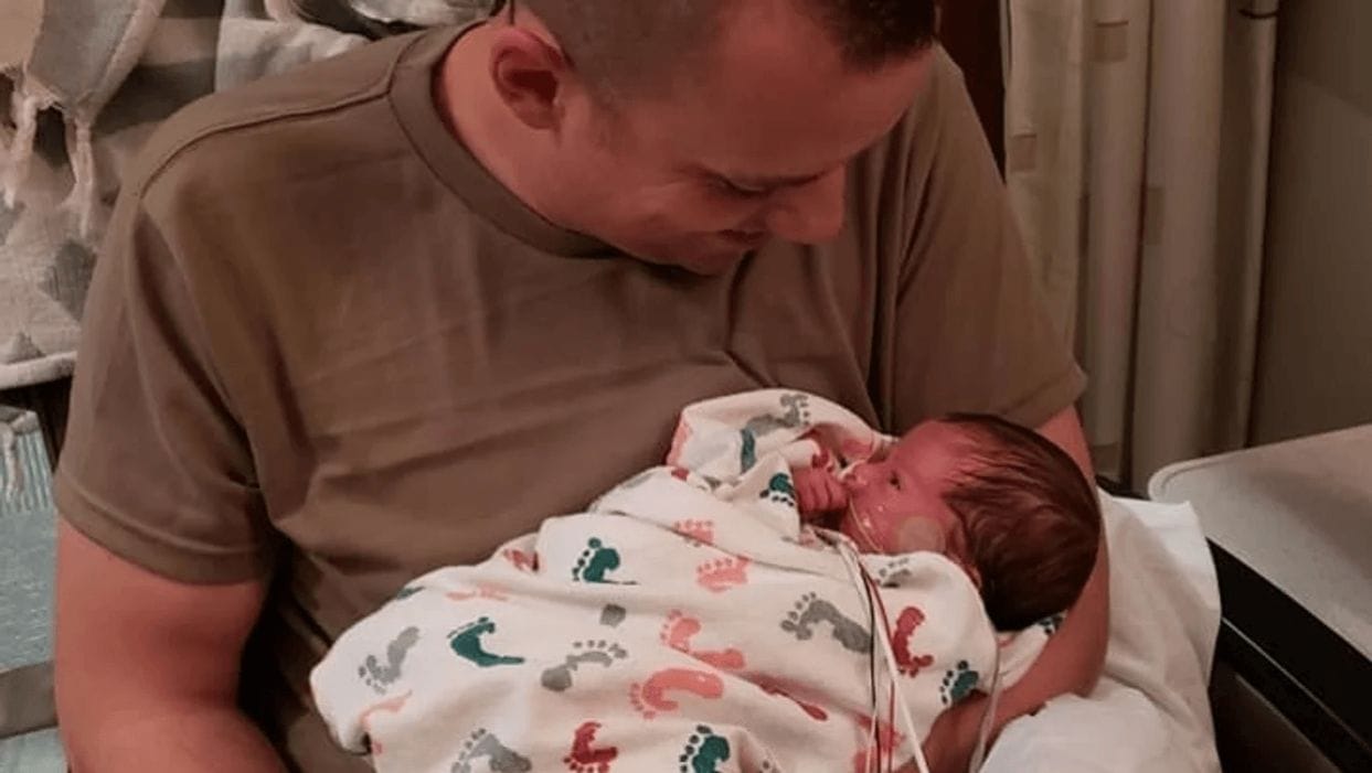 This viral video of a soldier surprising his wife after she gave birth is đ dad holding newborn baby