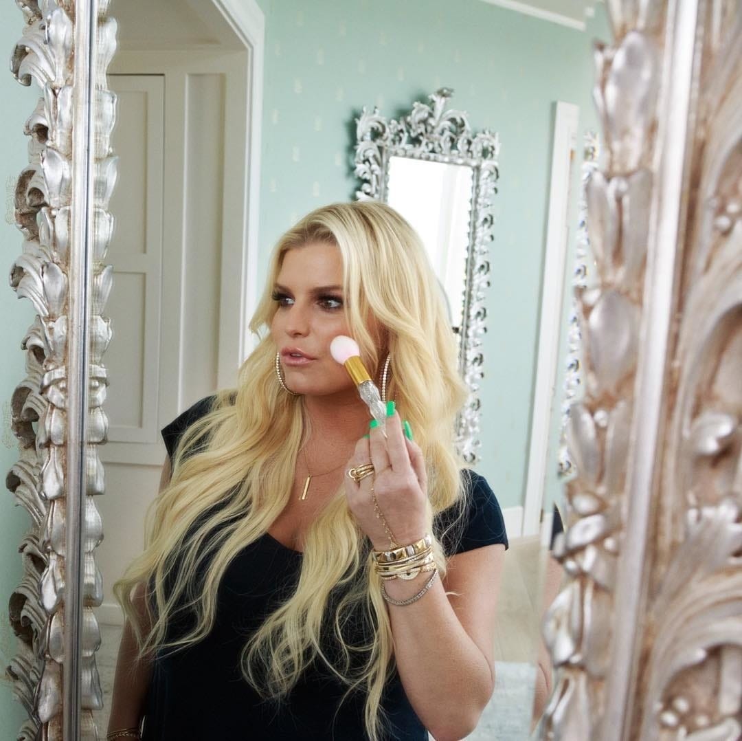 We love Jessica Simpson’s honest + humourous approach to pregnancy updates