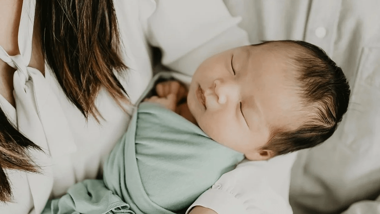 Newborns, sleep & the 4th trimester: One sleep consultant’s plan for everyone to get some rest 😴 mom holding swaddled, sleeping baby