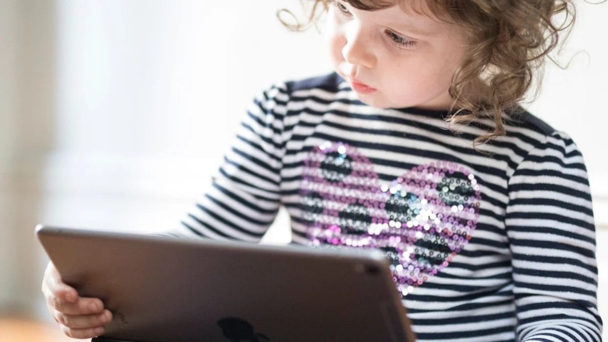 Uh-oh: Persistent preschooler locks dad out of his iPad for the next 48 years little girl playing on an ipad