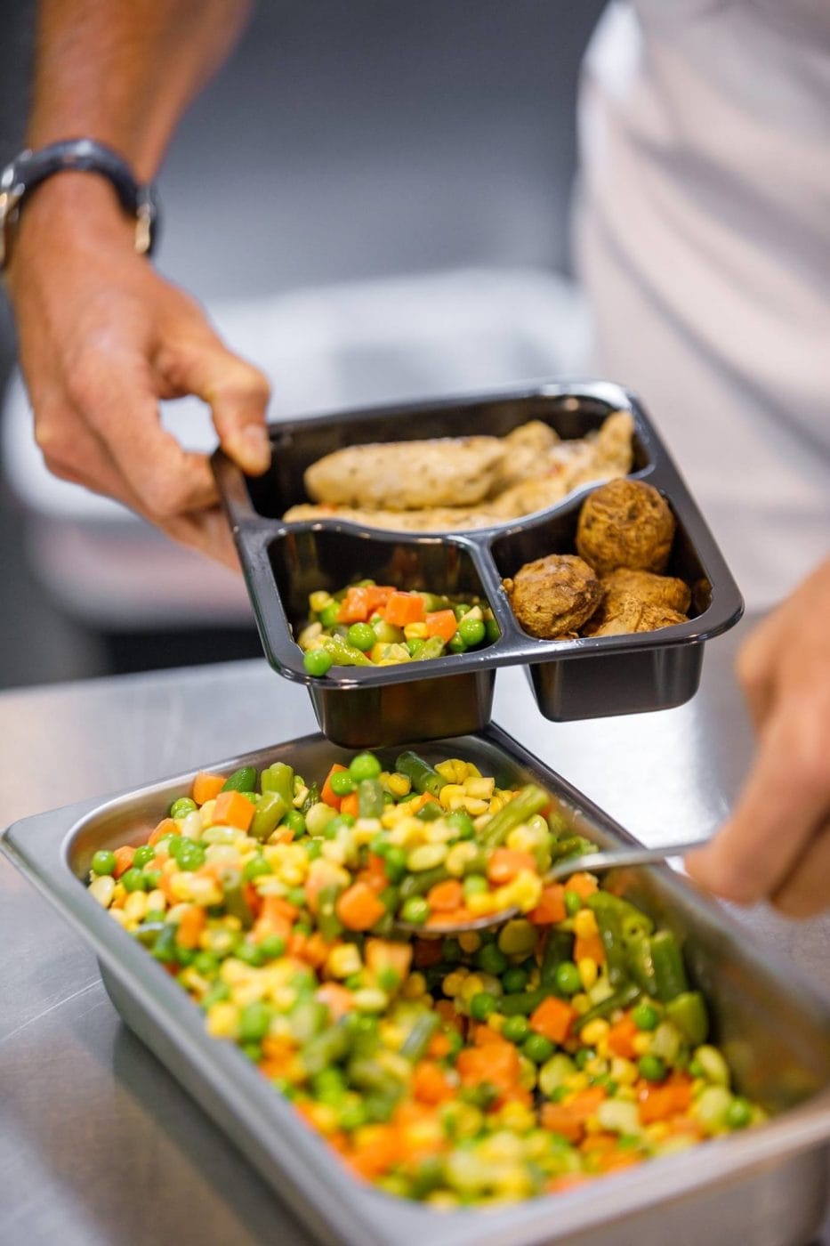 School cafeteria packages unused food into take-home meals for kids in need