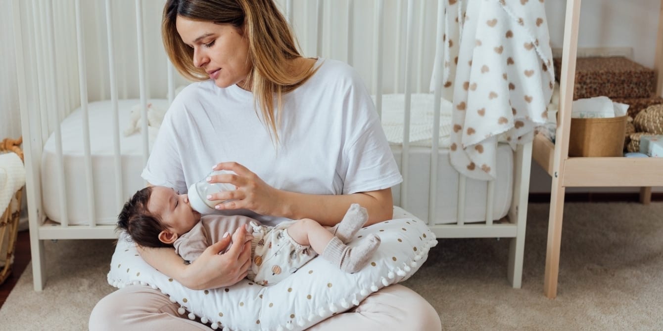 The best bottles for formula & breastfed babies (and mama!) mom-in-nursery-bottle-feeding-baby