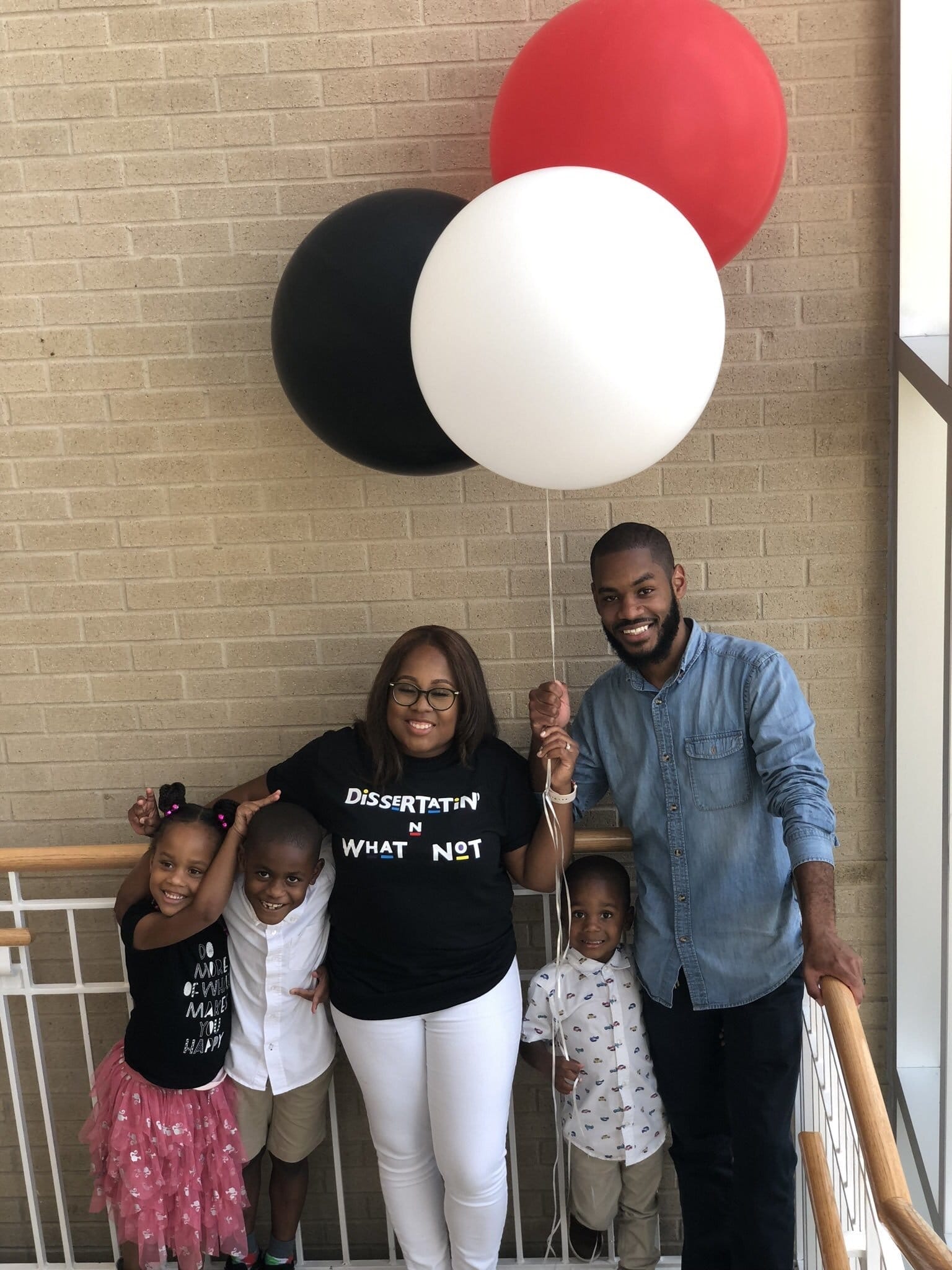 What went viral this week: A mom gets her doctorate + a BFF photoshoot what went viral this week mom bffs mom doctorate featured - Motherly