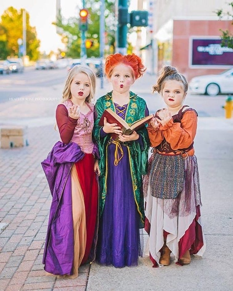 These sisters dressed up as the ‘Hocus Pocus’ sisters and the viral photos are amazing
                     😍 hocus pocus viral costumes featured - Motherly