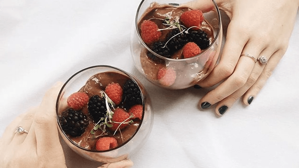 8 easy cocktail recipes for your holiday parties, mama woman holding a cocktail