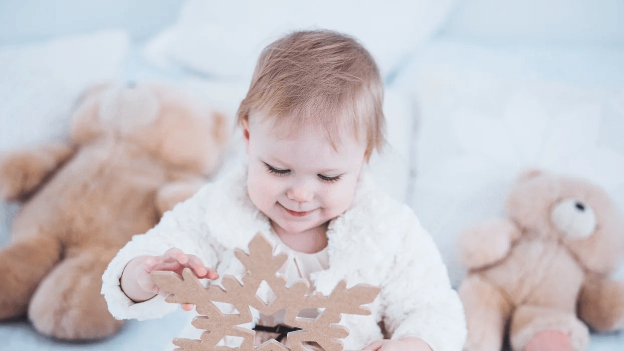 This post explaining why you might see babies without a winter coat is going viral (again) baby playing with snowflake - why no winter coats in car seat
