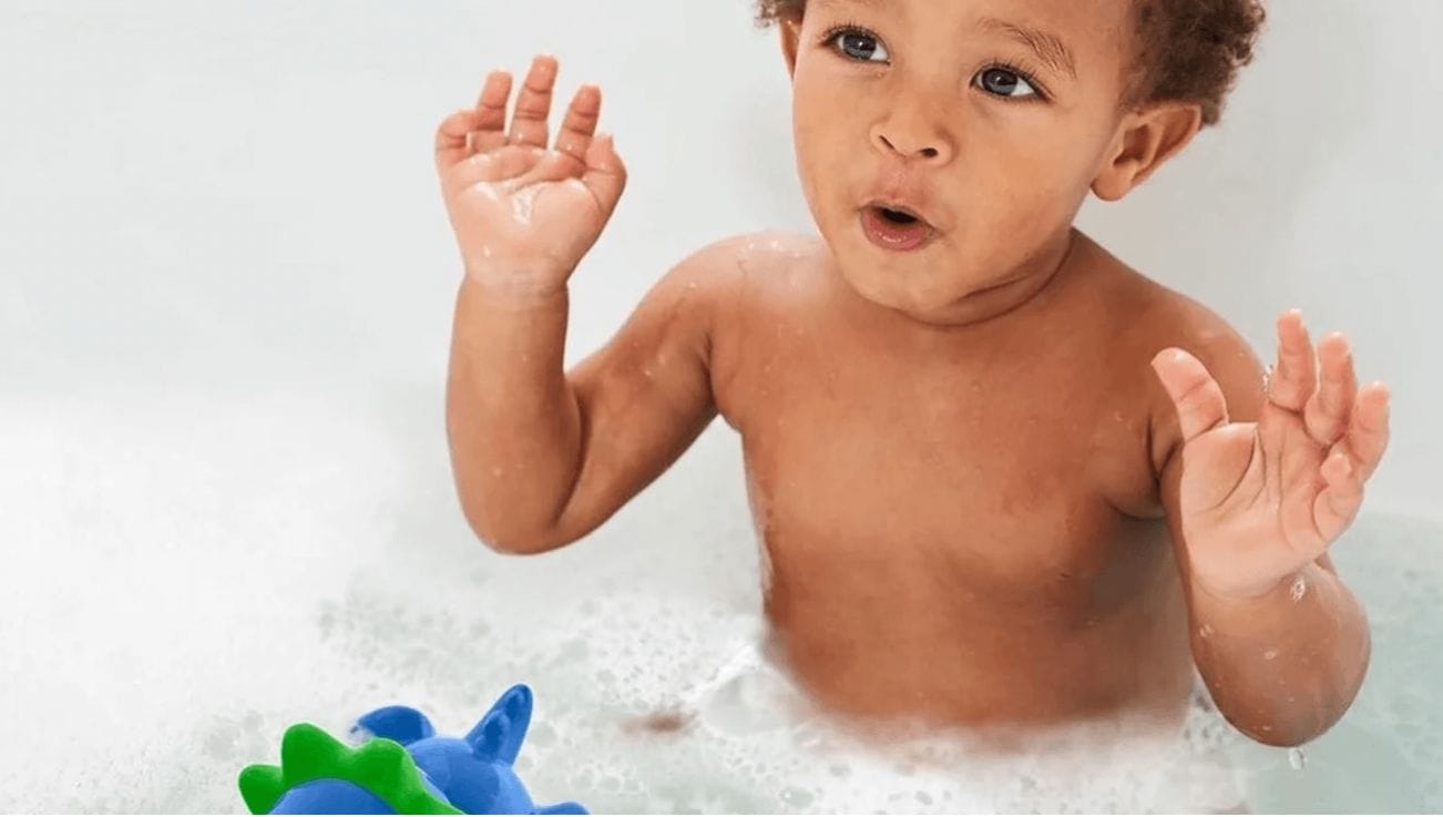 7 non-toxic bath toys your kids will totally love little boy playing in the bath