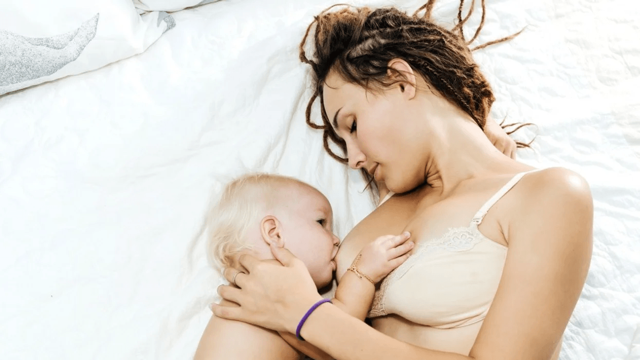 Does bed-sharing increase the risk of SIDS? If you breastfeed, new study says no mother breastfeeding baby in bed