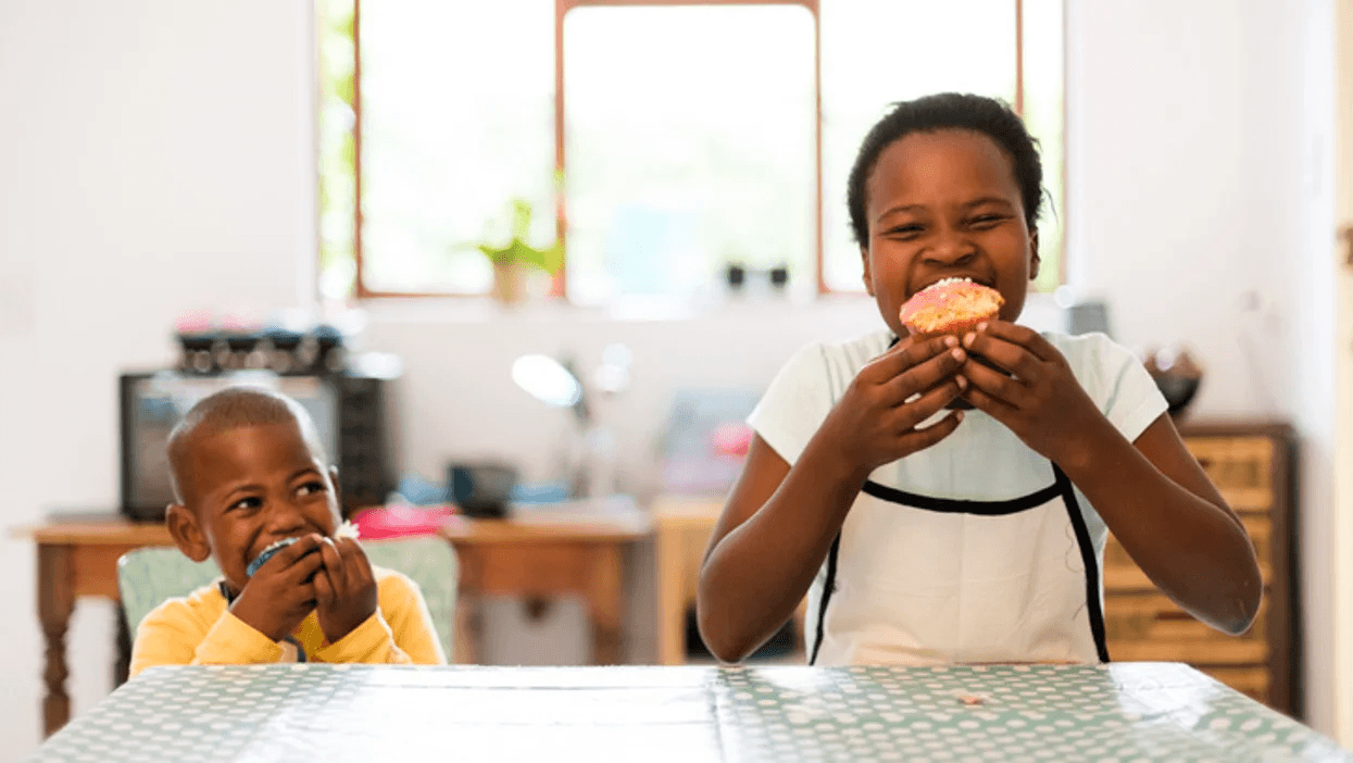 13 delicious & kid-friendly Easter recipes the entire family will love đ° siblings eating Easter muffins
