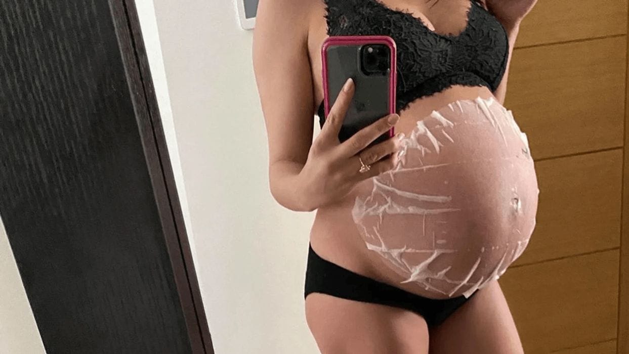 Jenna Dewan uses this belly mask during her pregnancy (and we love it, too) Jenna Dewan taking a picture of her pregnant belly mask