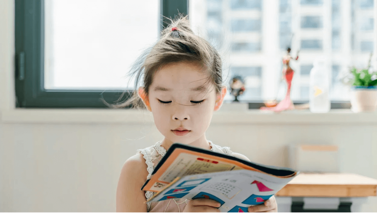 10 children’s books to help teach resilience & strength child reading a book