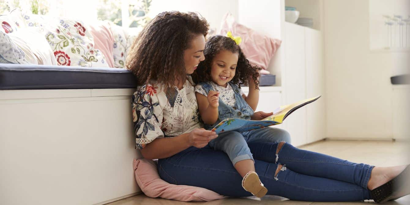 21 incredible reading nook ideas for book lovers mom and daughter reading- reading nook