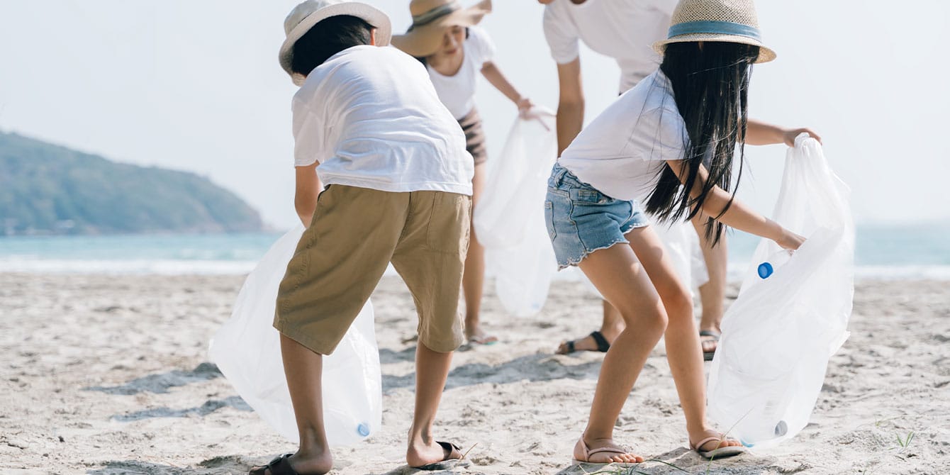 25 random acts of kindness your family can do family picking up trash on the beach- random acts of kindness
