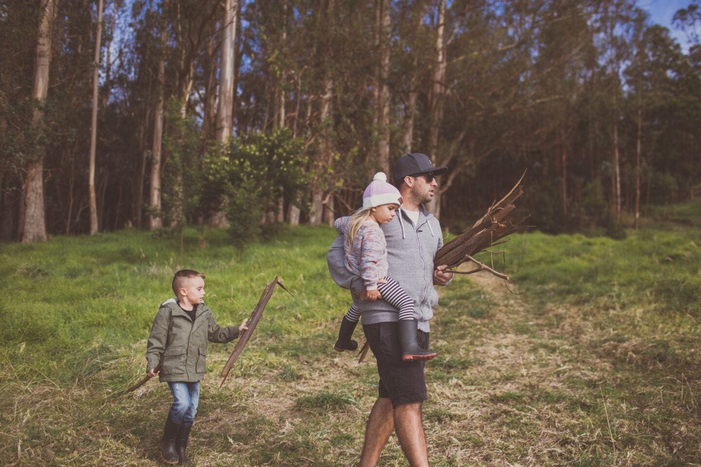 30 awesome Father’s Day gifts for outdoors enthusiasts dad carrying sticks and kids outside