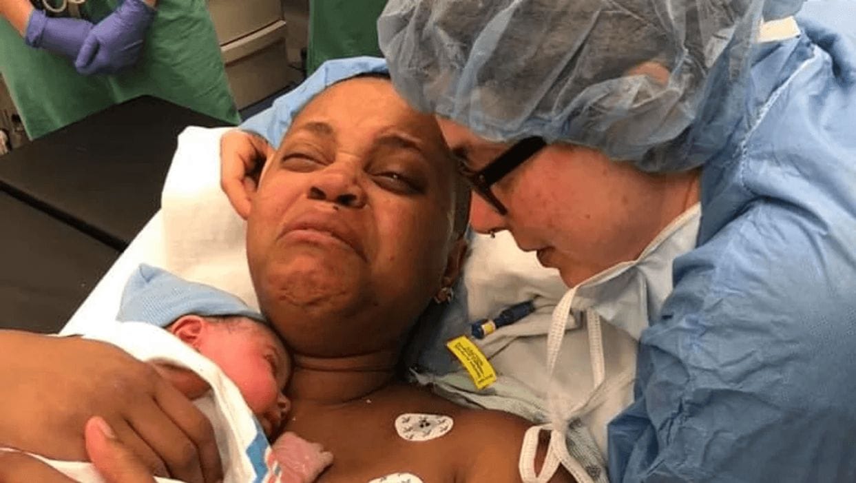 18 emotional photos of partners meeting their baby for the first time š woman crying with her newborn baby on her chest