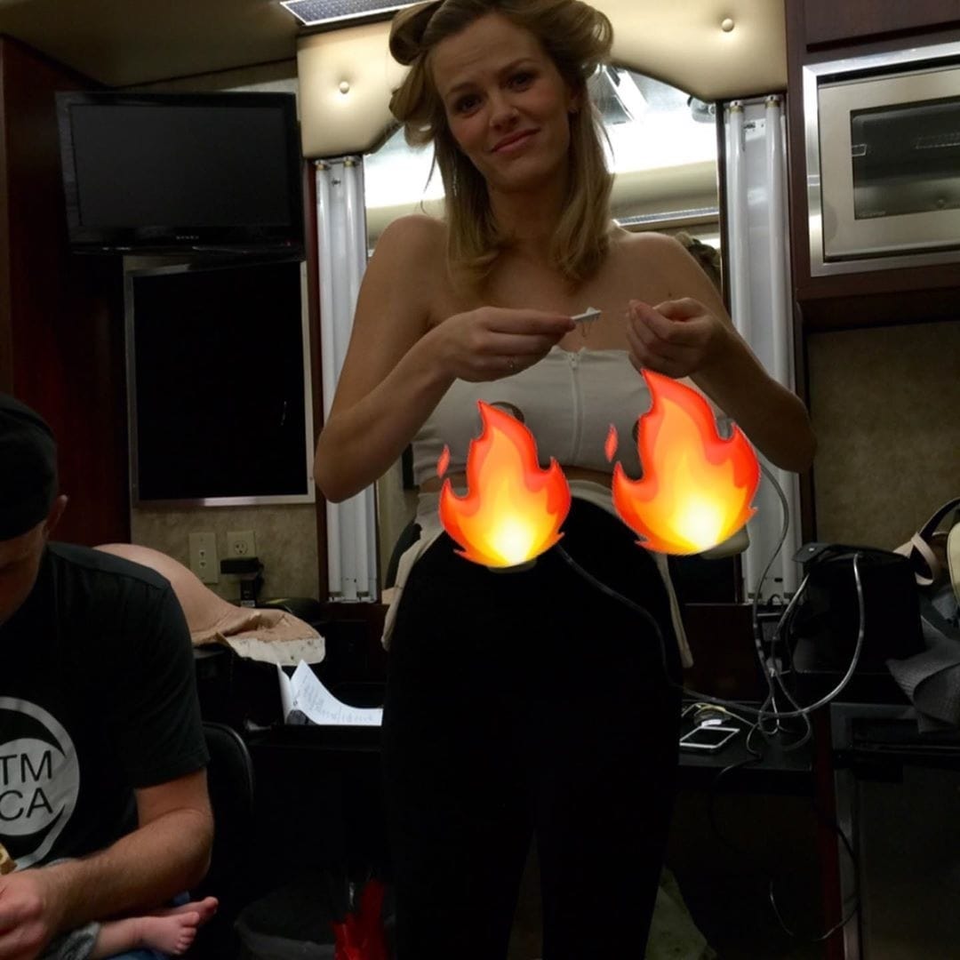 Brooklyn Decker + fellow celebrity mamas who don’t hide their breast pumps 👏