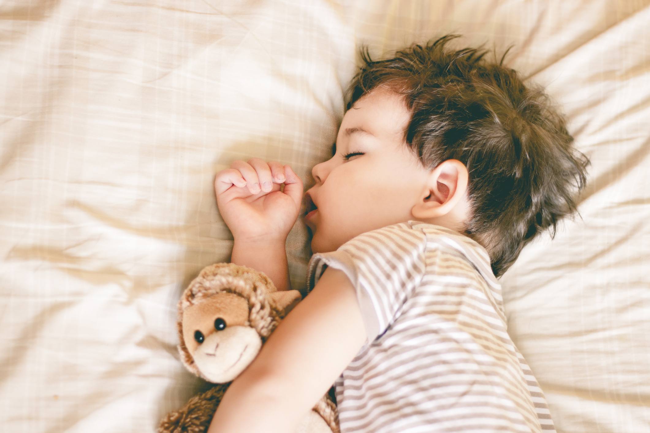 15 ways to help your toddler become a good sleeper toddler sleeping in bed
