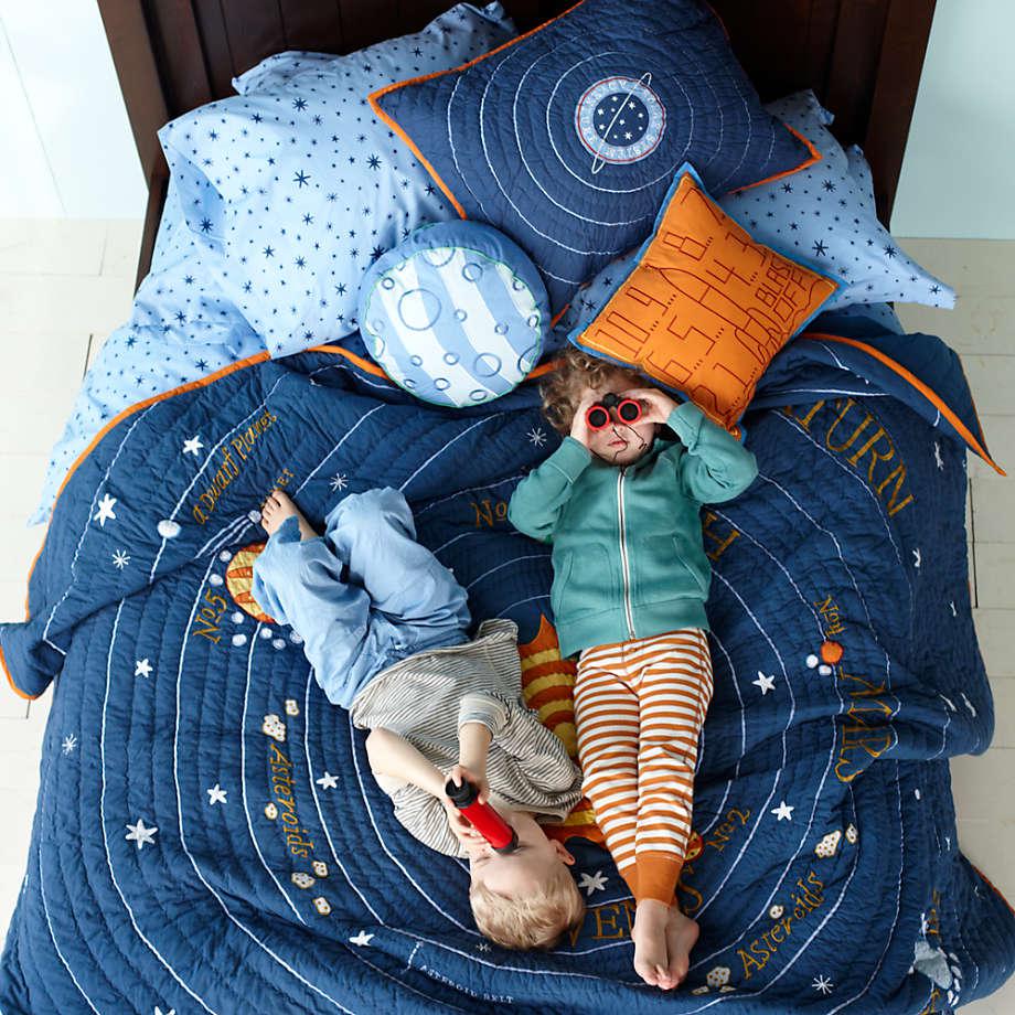 28 space-themed items for the ultimate kids’ room