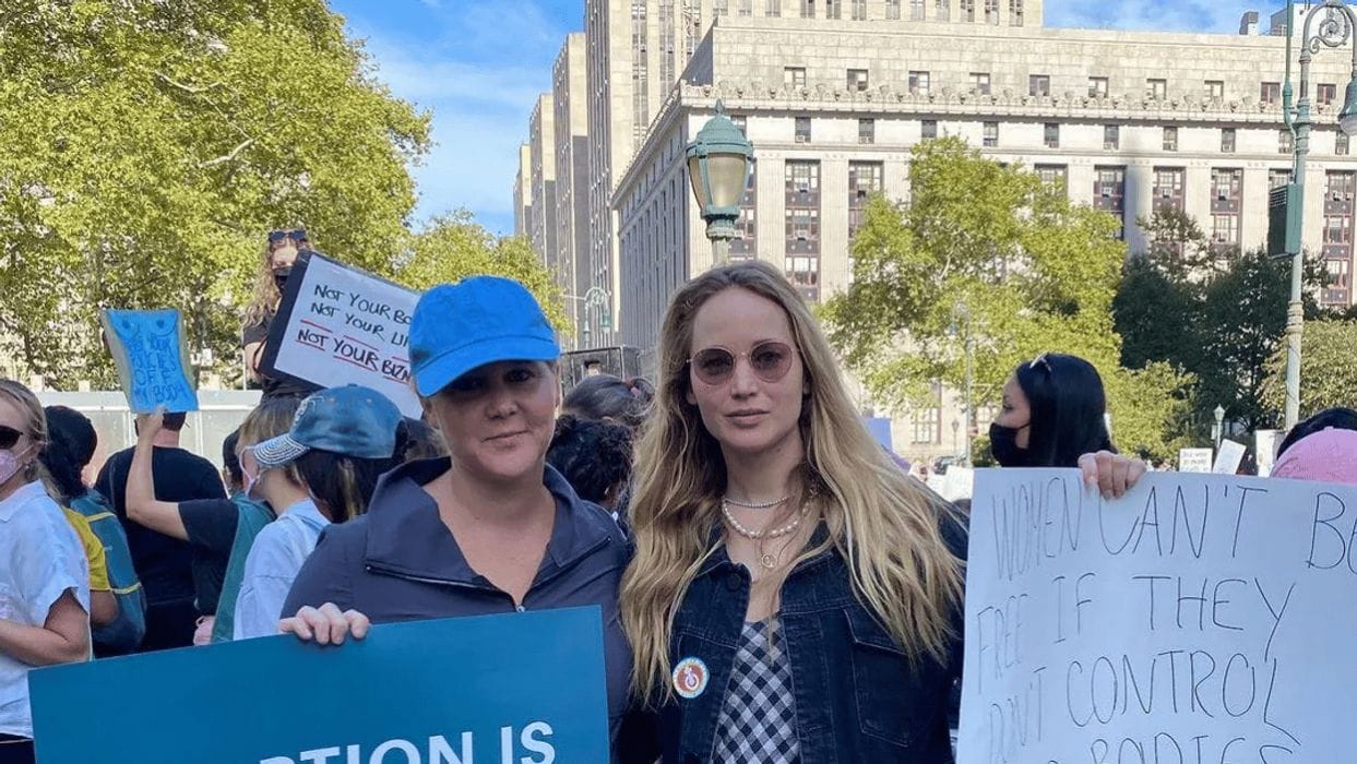 Amy Schumer shares first pic of Jennifer Lawrence’s baby bump amy-schumer-and-jennifer-lawrence-at-womens-march