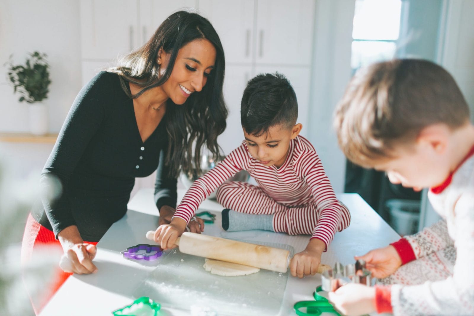 12 delicious Christmas cookies that are super easy to bake with kids mom baking with kids- easy christmas cookies for kids
