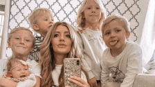 This mom went viral for calling 911 because she needed baby formula mom-taking-selfie-with-four-kids-around-her