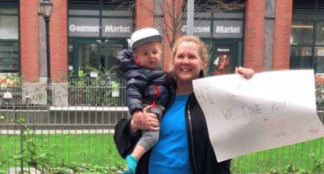 Amy Schumer + her son ‘visit’ her dad from a safe distance