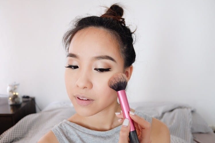 The top 10 toxins & chemicals to avoid while trying to get pregnant woman putting on makeup