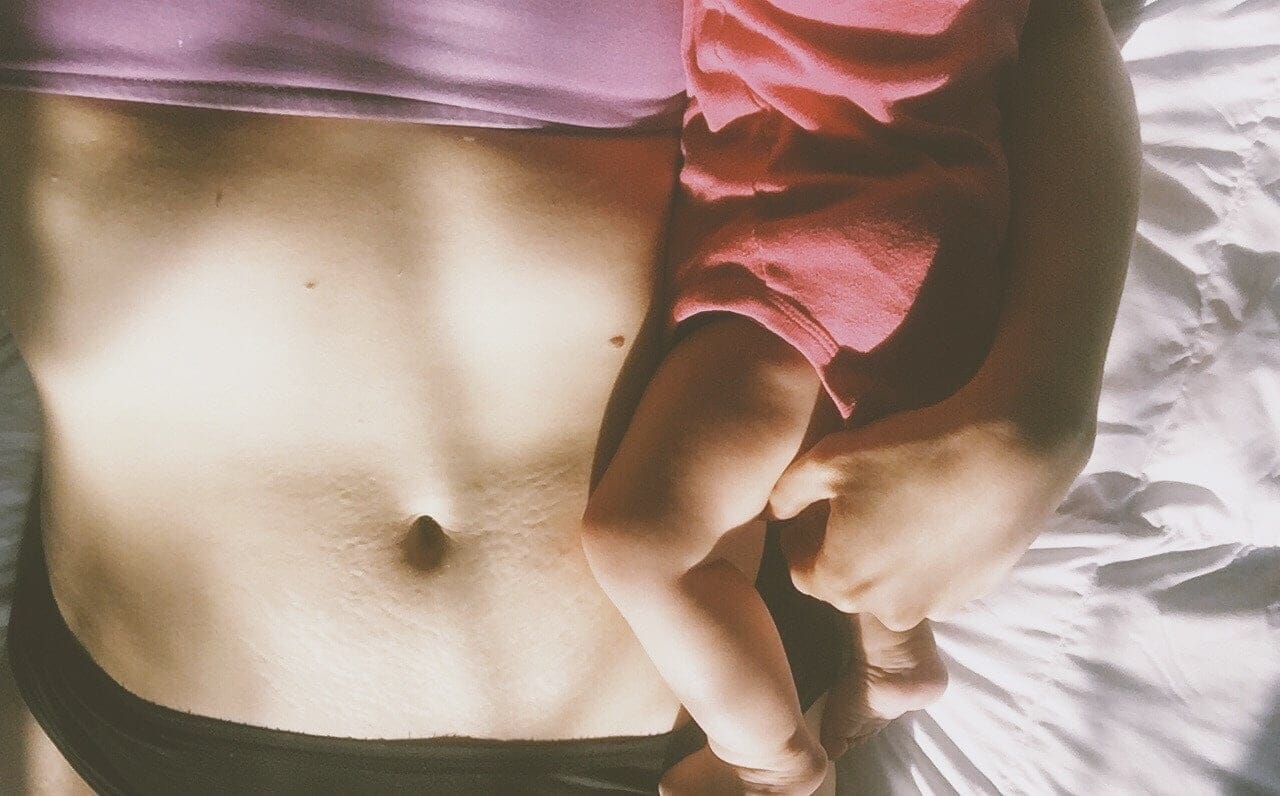 8 reasons why our stretch marks make us proud baby laying next to mom's belly