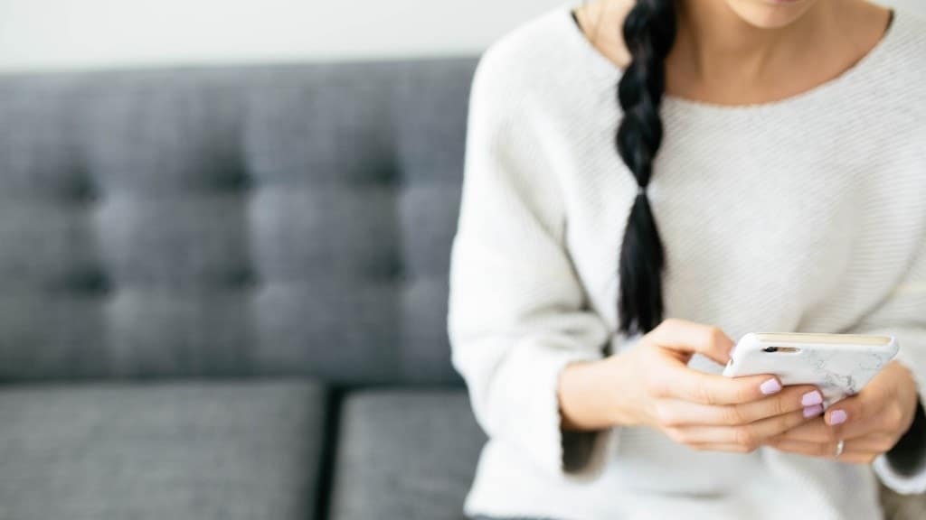 The out-of-office message you want to put up when you’re on maternity leave (but won’t) woman on her phone