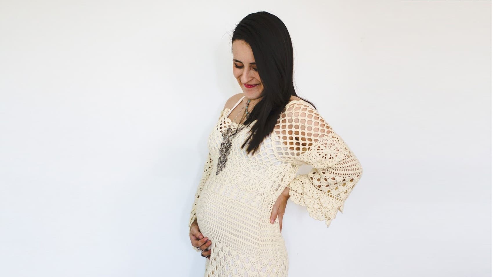 Your week-by-week pregnancy photo guide: 6 steps to stunning pics pregnant woman posing with her belly