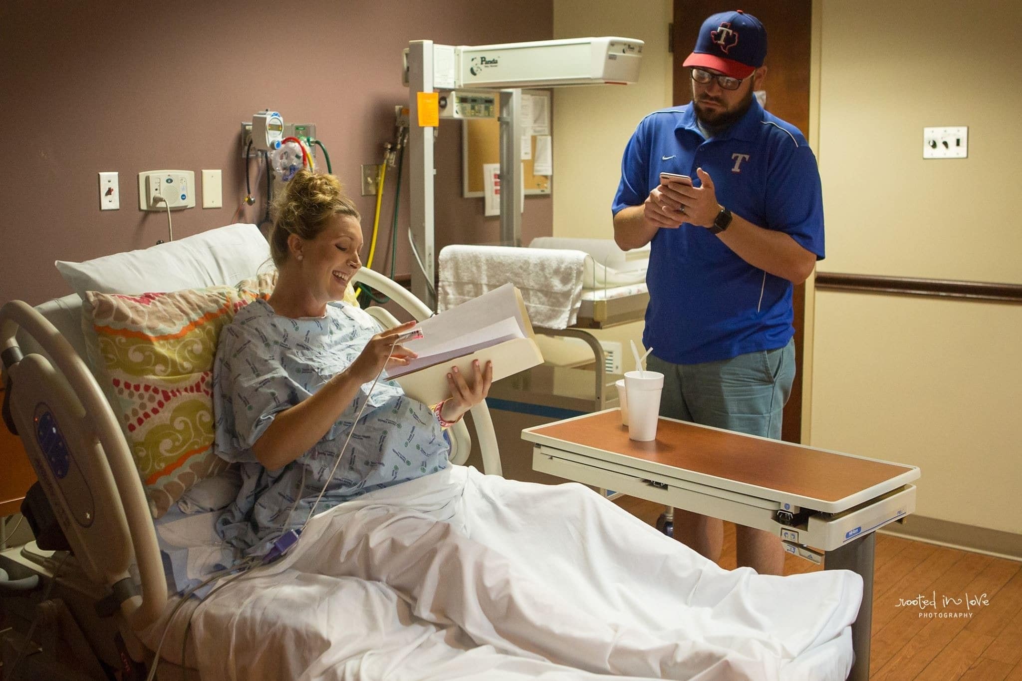 Second grade teacher finishes lesson plans while in labor: Superhero status
