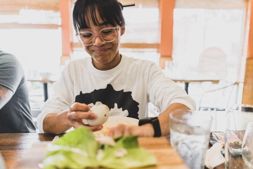 What to eat during the second trimester of pregnancy woman peeling cabbage