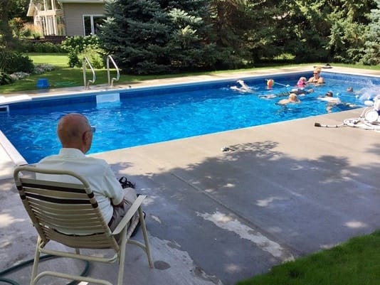 94-year-old widower installs a pool for neighborhood kids after his wife’s death widower looks on at neighborhood pool