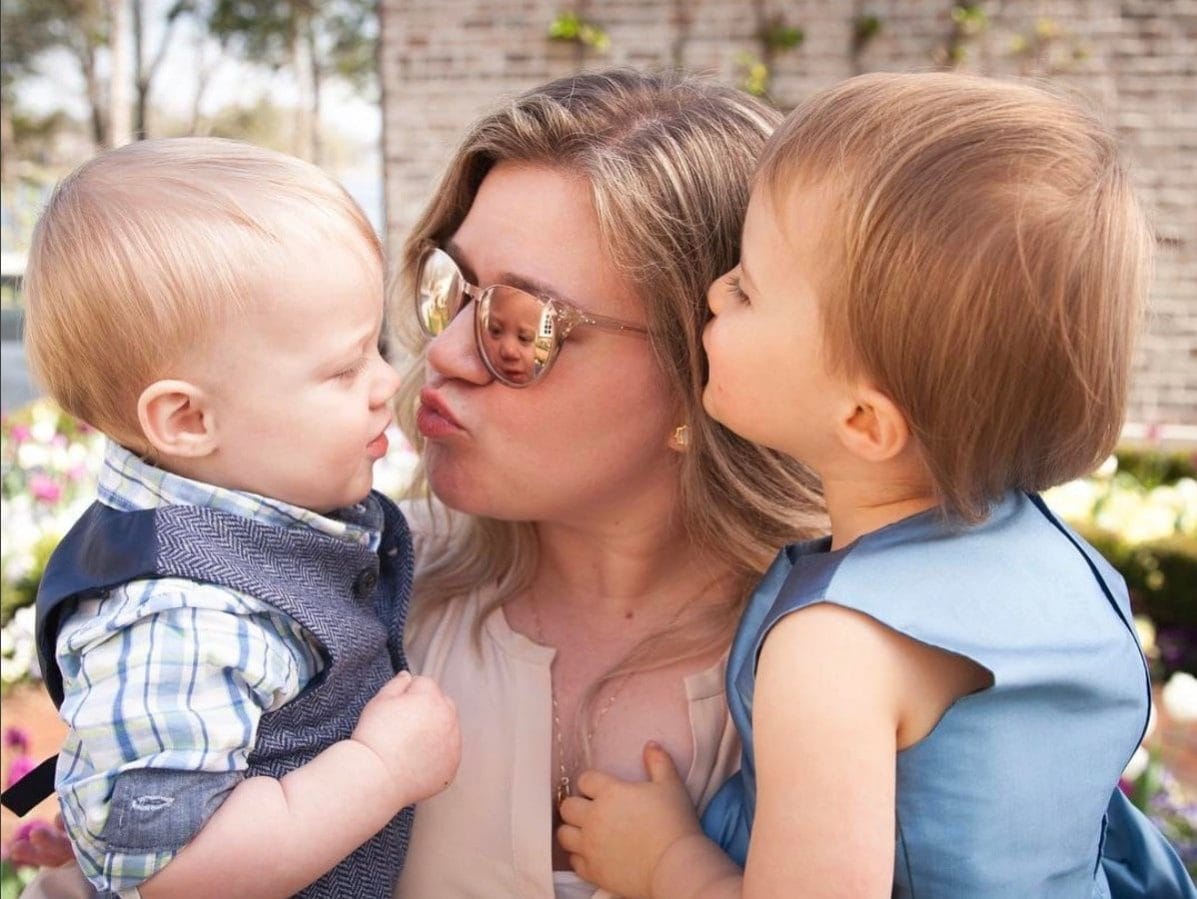 Working moms everywhere—Kelly Clarkson has something to tell you
