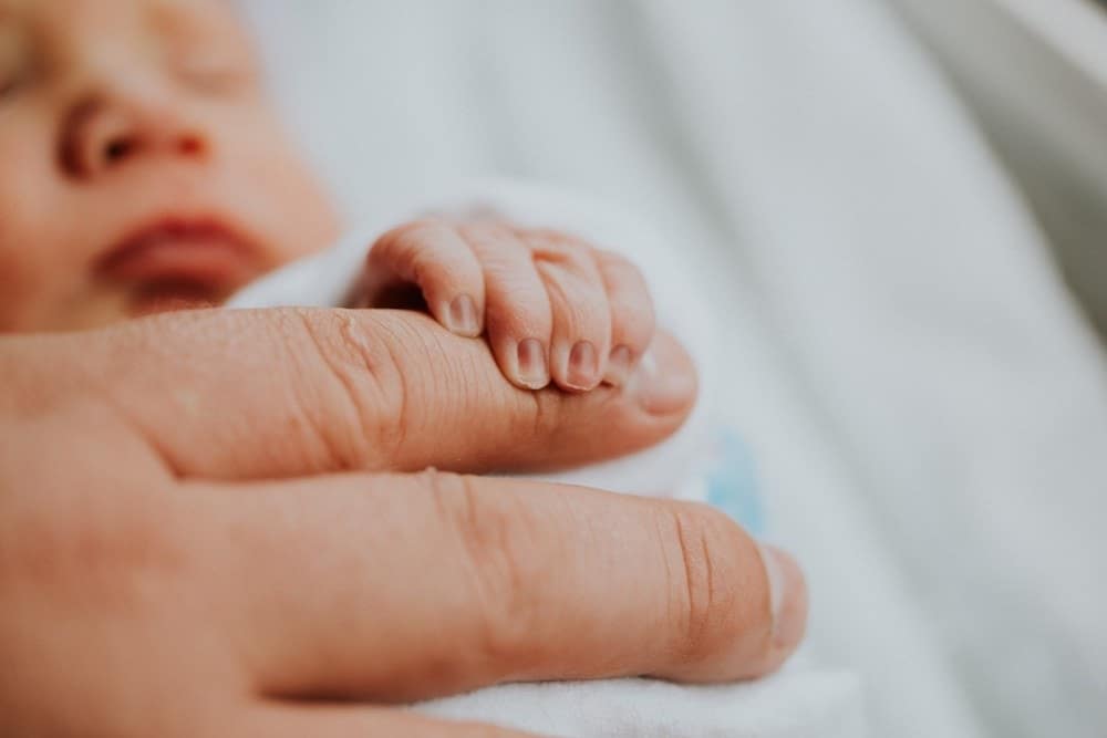 15 thoughts a NICU mom has that she can’t always tell you nicu baby clutching their mother's finger
